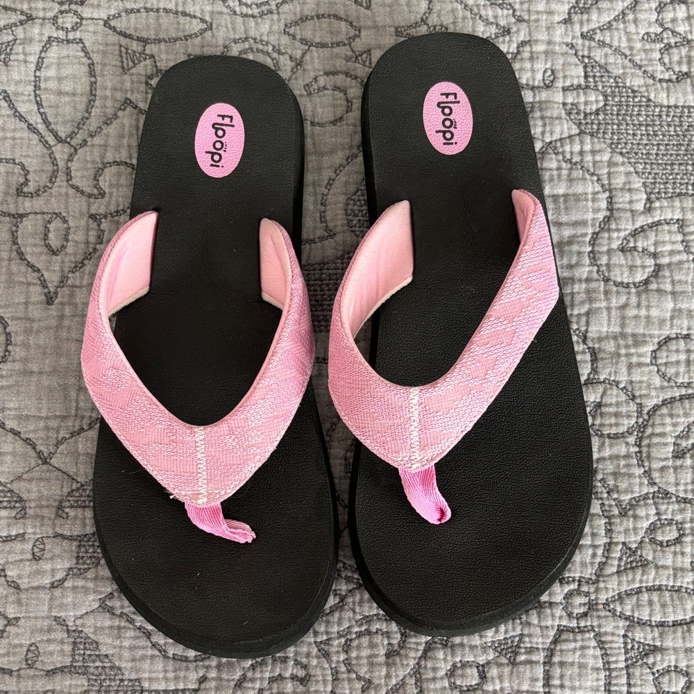Flopi Women's Pink Thong Sandals with Cushioned Black Footbed